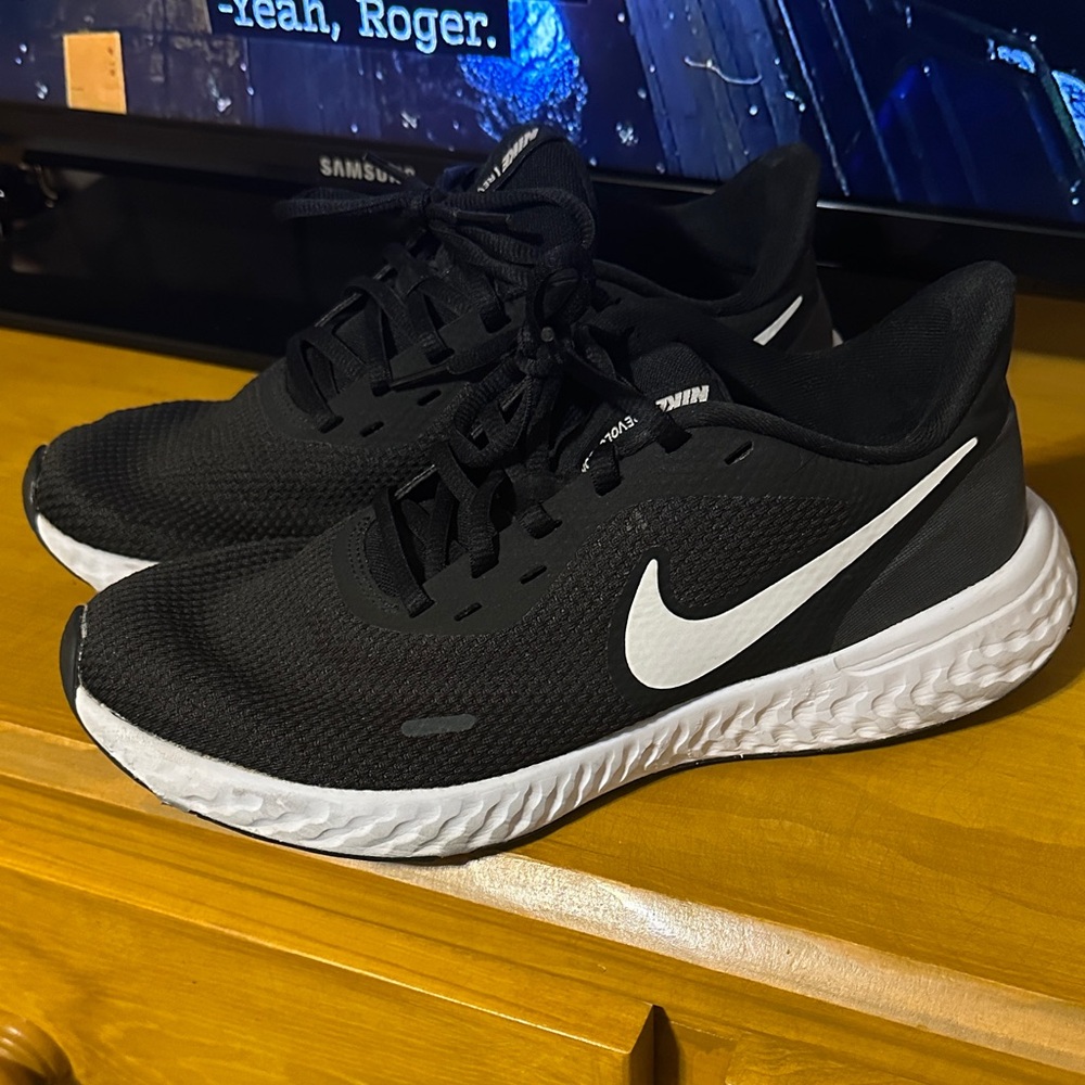 Nike women’s Revolution 5 Black and White Athletic Shoes